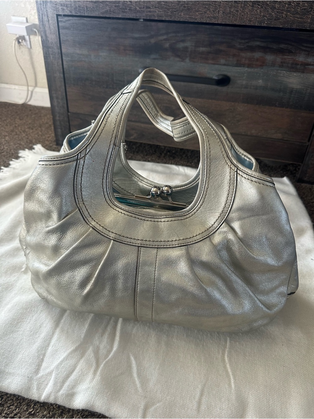 Coach Silver Leather Shoulder Bag with Kiss-Lock Frame - Picture 2 of 14